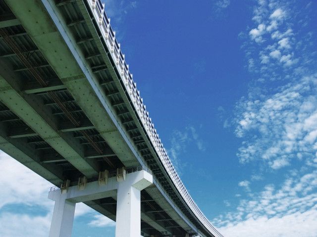 青空を背景に写る橋梁