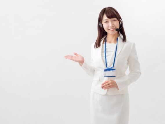 レーザースキャナーのレンタルは【株式会社SGS】案内をする白いスーツの女性