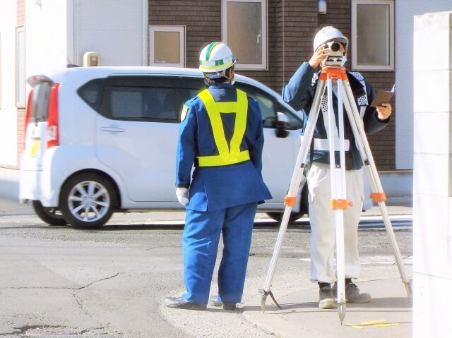 測量中の作業員