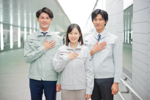 胸に手を当てる3人のスタッフ